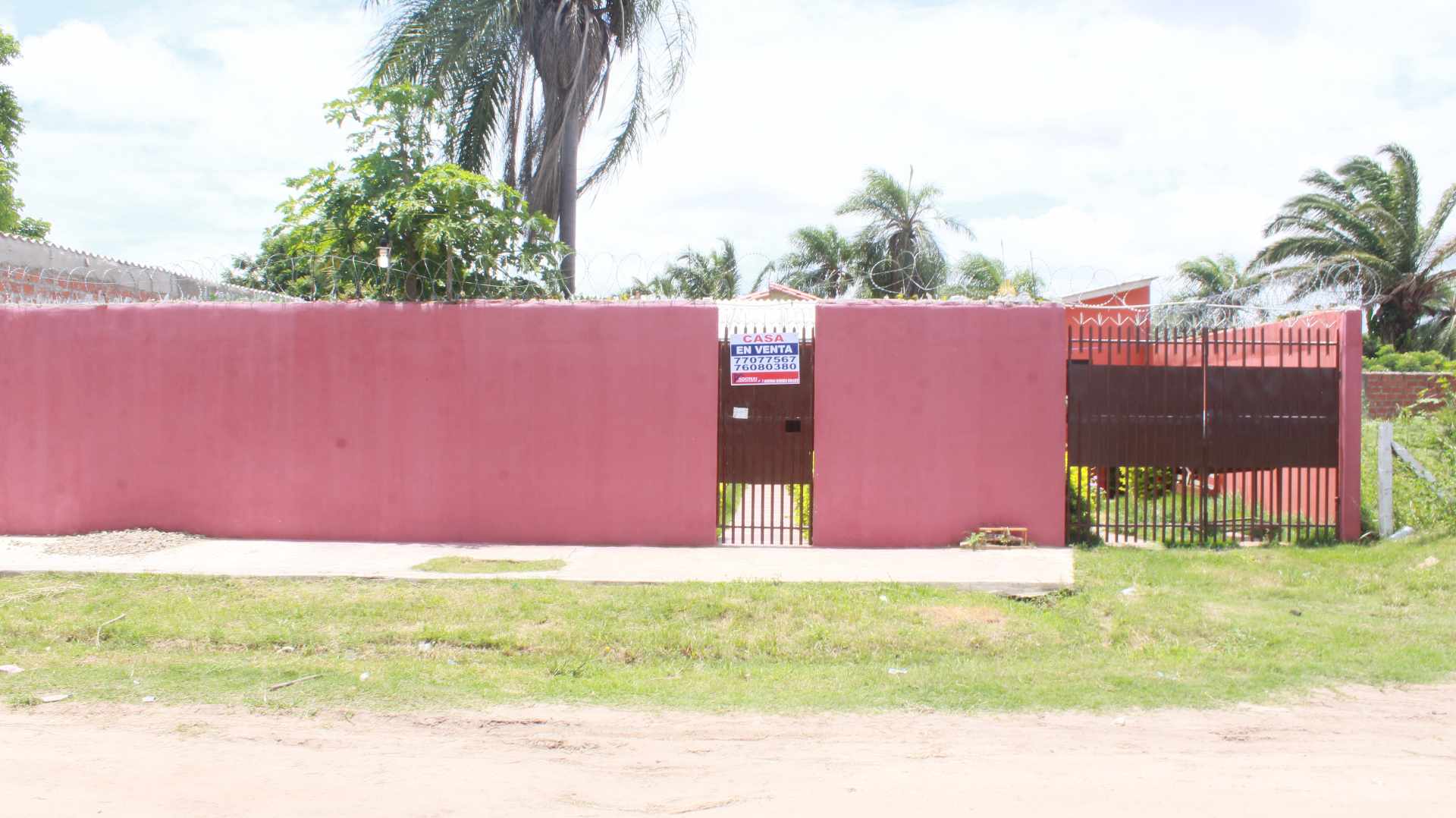 POR MOTIVO DE VIAJE VENDO CASA ECONOMICA UBICADA EN ZONA ESTE FINAL AV