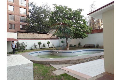 Departamento en Queru Queru en Cochabamba  5 baños 1 parqueos Foto 14