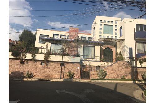 Casa en Calacoto en La Paz 6 dormitorios 4 baños 1 parqueos Foto 15