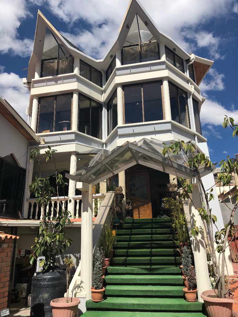 Casa Linda y amplia casa a la altura de la 12 de obrajes frente la embajada de Venezuela carril de bajada costanera Referencias al 70513736 o whatsapp Foto 1