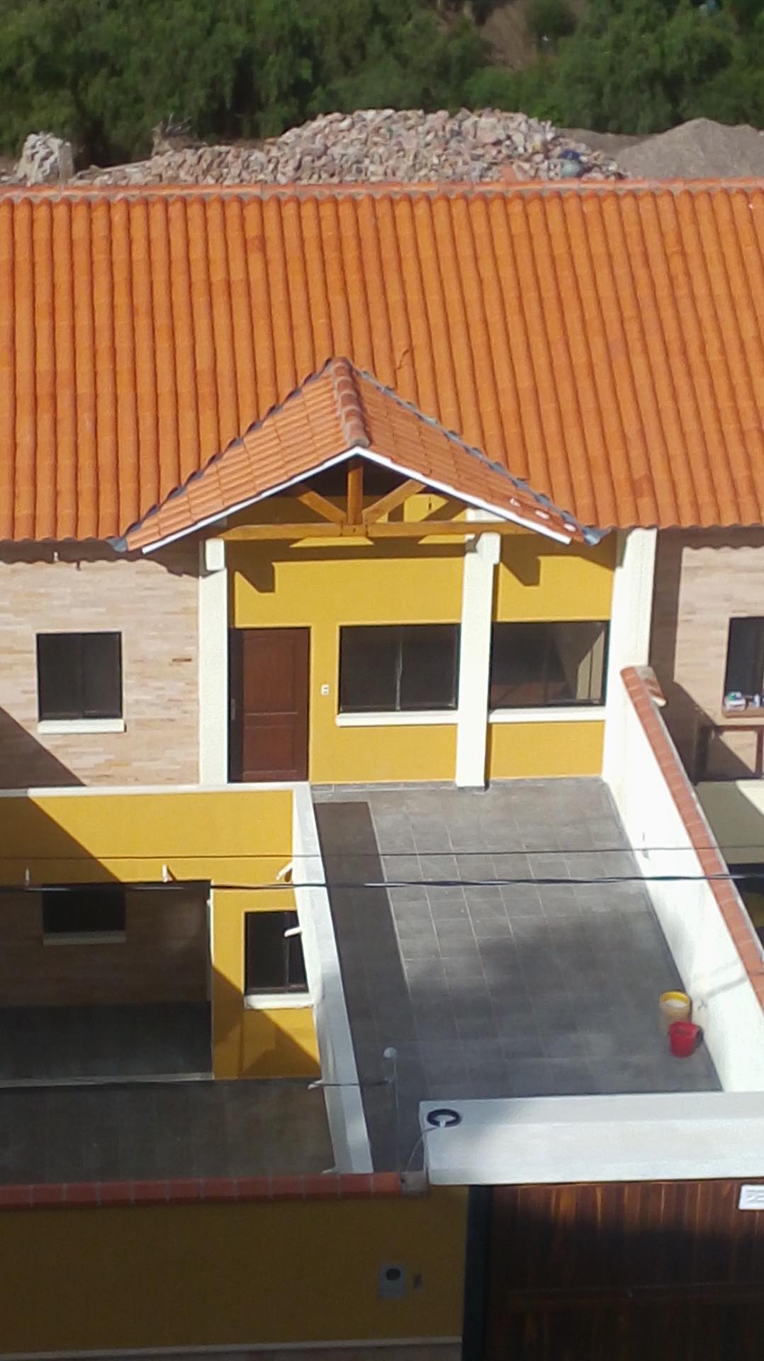 Casa en VentaBarrio Lomas de AranjuezTe paso el detalle de las casas;
En venta tres hermosas casas independientes con sus papeles al día, proyecto aprobado y todo en orden. 
Son casas en construcción que son parte de un proyecto de 7, de las cuales 3 ya se vendieron y 3 están en venta; concepto tipo condominio. 
Terreno 212 mt2, construcción casa 230 mts2 y terrazas 90 mts2. Precio 155.000 $us.
Consta de 3 niveles y tienen todos los servicios básicos instalados, luz, agua, teléfono, TV cable instalado en todas las habitaciones y principales áreas de la casa (cocina y living). Garaje para 2 movilidades con portón eléctrico, video portero con cámara a color, cerca de seguridad en la fachada. Pisos de parquet, porcelanato calidad AAA (triple A), baños con mesones de granito y muebles de madera. Grifería FV (argentina certificada) lavamanos y baños de excelente calidad (Ferrum y FV) baños con tina
Planta baja: Área Social y familiar
2 baños, cocina con cajonería alta y baja, ambiente para escritorio/comedor de diario o habitación adicional, amplio living comedor, churrasquero en patio y quincho cubierto (bajo loza del garaje), patio con cerámica y patio trasero con jardín, tanque de agua para 1500 lts. Calefón, bomba de agua automática electrónica, depósito bajo la grada
Primer piso: Área privada o familiar
1 suite (con baño privado + tina y espejo) 2 habitaciones con baño compartido, excelente ubicación del sol en las mañanas
Segundo Piso:
Área de servicios cubierta que puede ser usada como cuarto de juegos o cuarto de empleada, tiene depósito y terraza amplia con lavandería.
Las casas 2 y 3 en construcción permiten modificaciones que pueden ser sin costo en algunos casos, se pueden realizar modificaciones para que en planta baja se pueda construir 4° habitación con o sin quincho de acuerdo a necesidad de la familia. En Segundo piso se puede modificar para que toda el área cubierta se convierta en una segunda suite (con costo adicional).Te paso el detalle de las casas;
En venta tres hermosas casas independientes con sus papeles al día, proyecto aprobado y todo en orden. 
Son casas en construcción que son parte de un proyecto de 7, de las cuales 3 ya se vendieron y 3 están en venta; concepto tipo condominio. 
Terreno 212 mt2, construcción casa 230 mts2 y terrazas 90 mts2. Precio 155.000 $us.
Consta de 3 niveles y tienen todos los servicios básicos instalados, luz, agua, teléfono, TV cable instalado en todas las habitaciones y principales áreas de la casa (cocina y living). Garaje para 2 movilidades con portón eléctrico, video portero con cámara a color, cerca de seguridad en la fachada. Pisos de parquet, porcelanato calidad AAA (triple A), baños con mesones de granito y muebles de madera. Grifería FV (argentina certificada) lavamanos y baños de excelente calidad (Ferrum y FV) baños con tina
Planta baja: Área Social y familiar
2 baños, cocina con cajonería alta y baja, ambiente para escritorio/comedor de diario o habitación adicional, amplio living comedor, churrasquero en patio y quincho cubierto (bajo loza del garaje), patio con cerámica y patio trasero con jardín, tanque de agua para 1500 lts. Calefón, bomba de agua automática electrónica, depósito bajo la grada
Primer piso: Área privada o familiar
1 suite (con baño privado + tina y espejo) 2 habitaciones con baño compartido, excelente ubicación del sol en las mañanas
Segundo Piso:
Área de servicios cubierta que puede ser usada como cuarto de juegos o cuarto de empleada, tiene depósito y terraza amplia con lavandería.
Las casas 2 y 3 en construcción permiten modificaciones que pueden ser sin costo en algunos casos, se pueden realizar modificaciones para que en planta baja se pueda construir 4° habitación con o sin quincho de acuerdo a necesidad de la familia. En Segundo piso se puede modificar para que toda el área cubierta se convierta en una segunda suite (con costo adicional). Foto 1