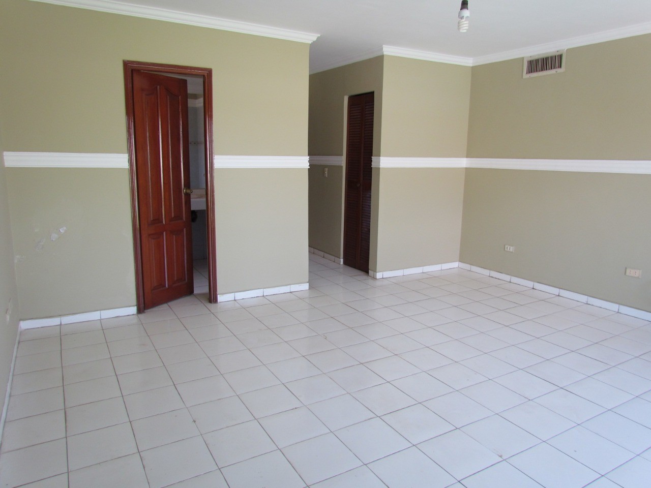 Casa en Entre 4to y 5to anillo Sur en Santa Cruz de la Sierra 4 dormitorios 4 baños 2 parqueos Foto 25