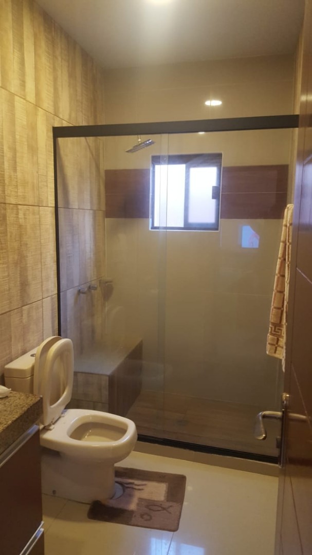 Casa en VentaBarrio GUARACACHI, Av. Rolando de Chazal entre 4to y 5to anillo. Foto 9