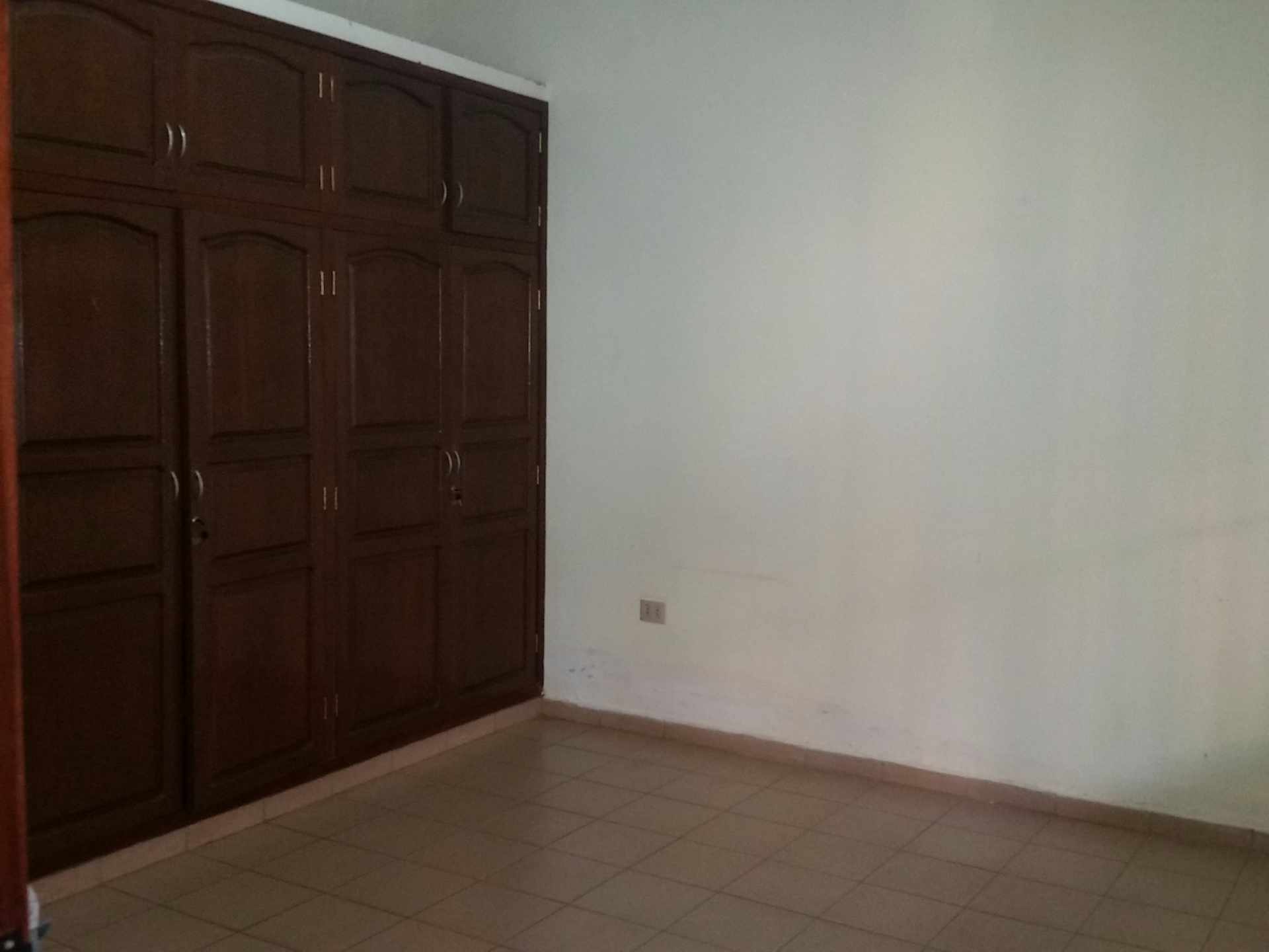 Departamento en AlquilerAvenida paragua entre 3er y 4to anillo, barrio la chacarilla, conavi 2 dormitorios 1 baños 2 parqueos Foto 3