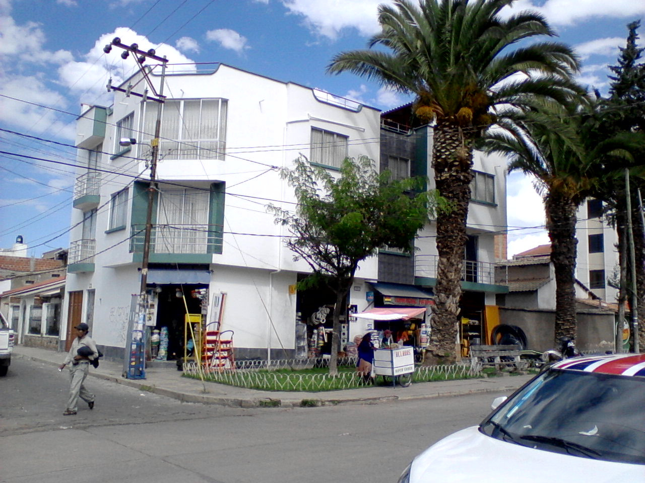 Casa en VentaAdela Zamudio #1 Esq. German Mendoza Barrio Obrero, zona del Reloj 6 dormitorios 4 baños 2 parqueos Foto 1