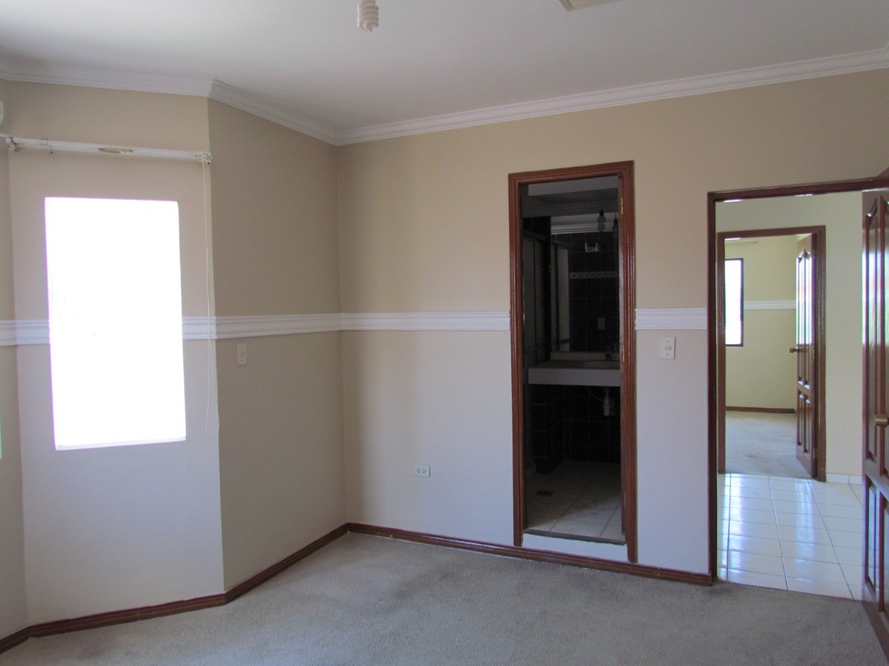 Casa en Entre 4to y 5to anillo Sur en Santa Cruz de la Sierra 4 dormitorios 4 baños 2 parqueos Foto 21