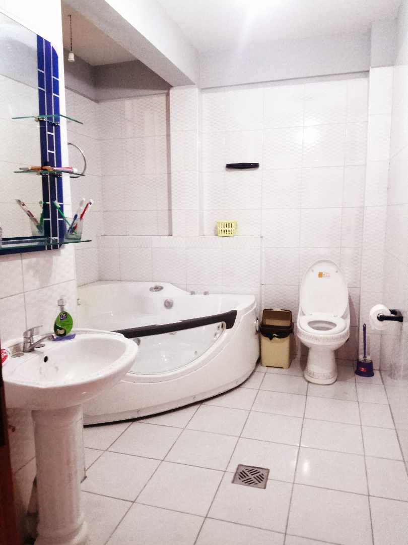 Casa en Ushpa Ushpa en Cochabamba 6 dormitorios 4 baños 10 parqueos Foto 3