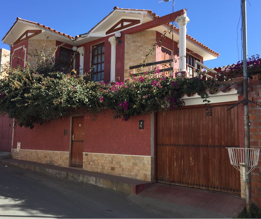 Casa Calle Guemes, entre calles: Estensoro y Av. Membrillos. 
Zona La Pampa. A dos cuadras del Parque Bolivar. Foto 1