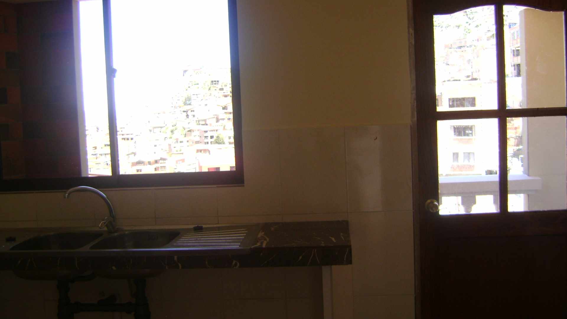 Departamento en Tembladerani en La Paz 3 dormitorios 2 baños  Foto 2