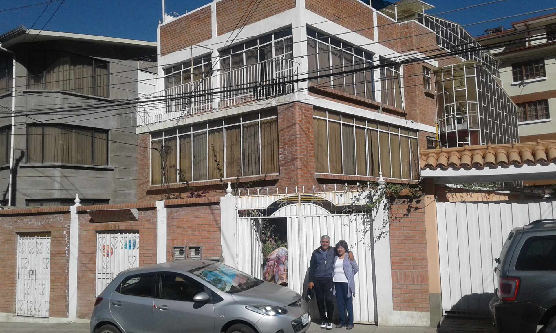 Casa en VentaZona/bajo Irpavi entre calles 12 y 13  sobre la avenida Gobles N° 6182 7 dormitorios 7 baños 2 parqueos Foto 1