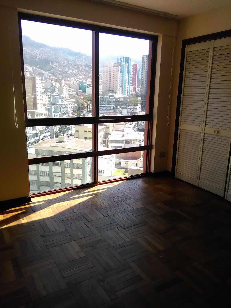 Departamento en Miraflores en La Paz 3 dormitorios 2 baños 1 parqueos Foto 3
