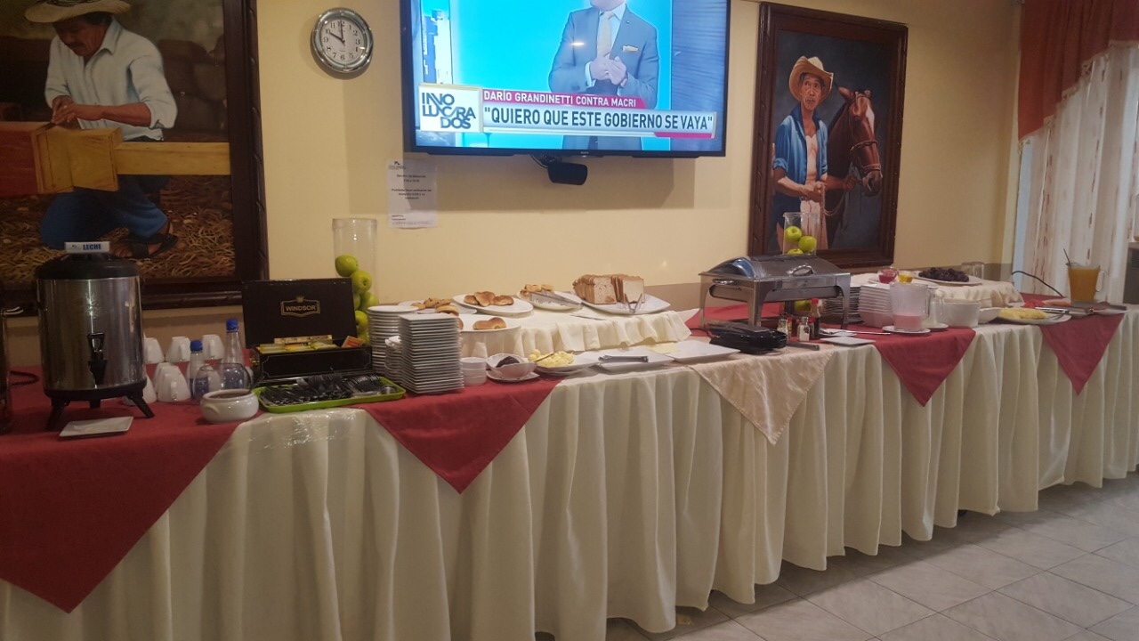 Edificio en VentaEN VENTA Hotel con ALTO FLUJO de huéspedes Calle Florida a 1/2 cuadra de la Av. Cañoto  62 dormitorios 70 baños 30 parqueos Foto 7