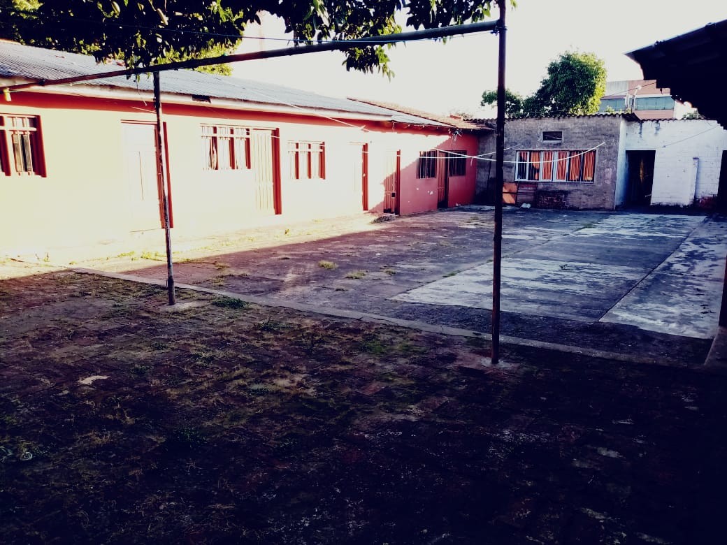 Casa en VentaAv. Omar Chavez entre 1er  y 2do anillo 10 dormitorios 11 baños 2 parqueos Foto 3