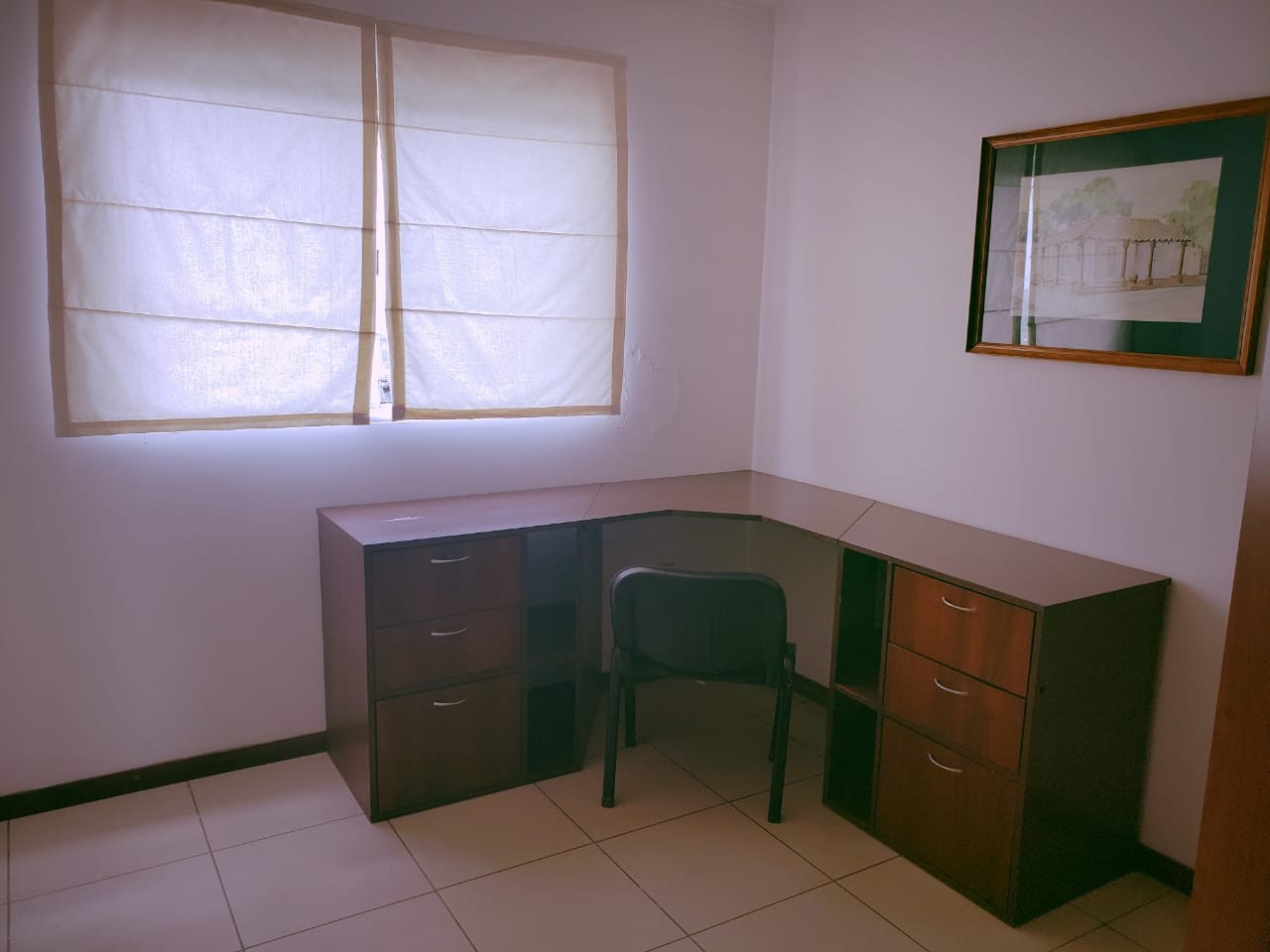 Departamento en AlquilerCondominio Gardenia Torre Norte [Av. Beni y 4to. Anillo, Zona Parque Los Mangales 2], Departamento amoblado en alquiler de 2 suites + escritorio y dependencias con 2 parqueos techados y baulera. [1000$us., expensas incluidas.] Foto 9