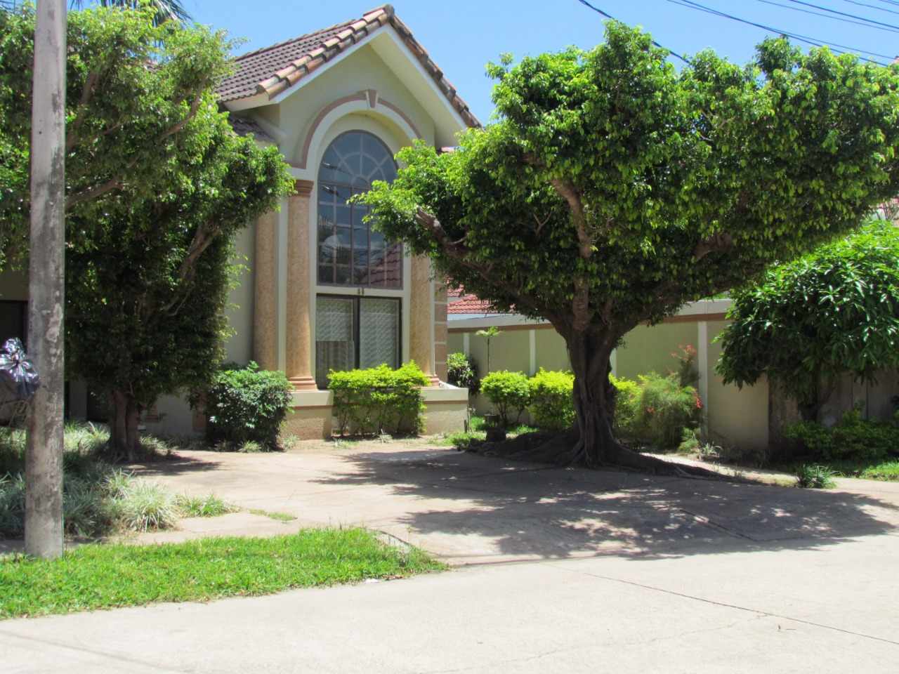 Casa en Entre 4to y 5to anillo Sur en Santa Cruz de la Sierra 4 dormitorios 4 baños 2 parqueos Foto 1