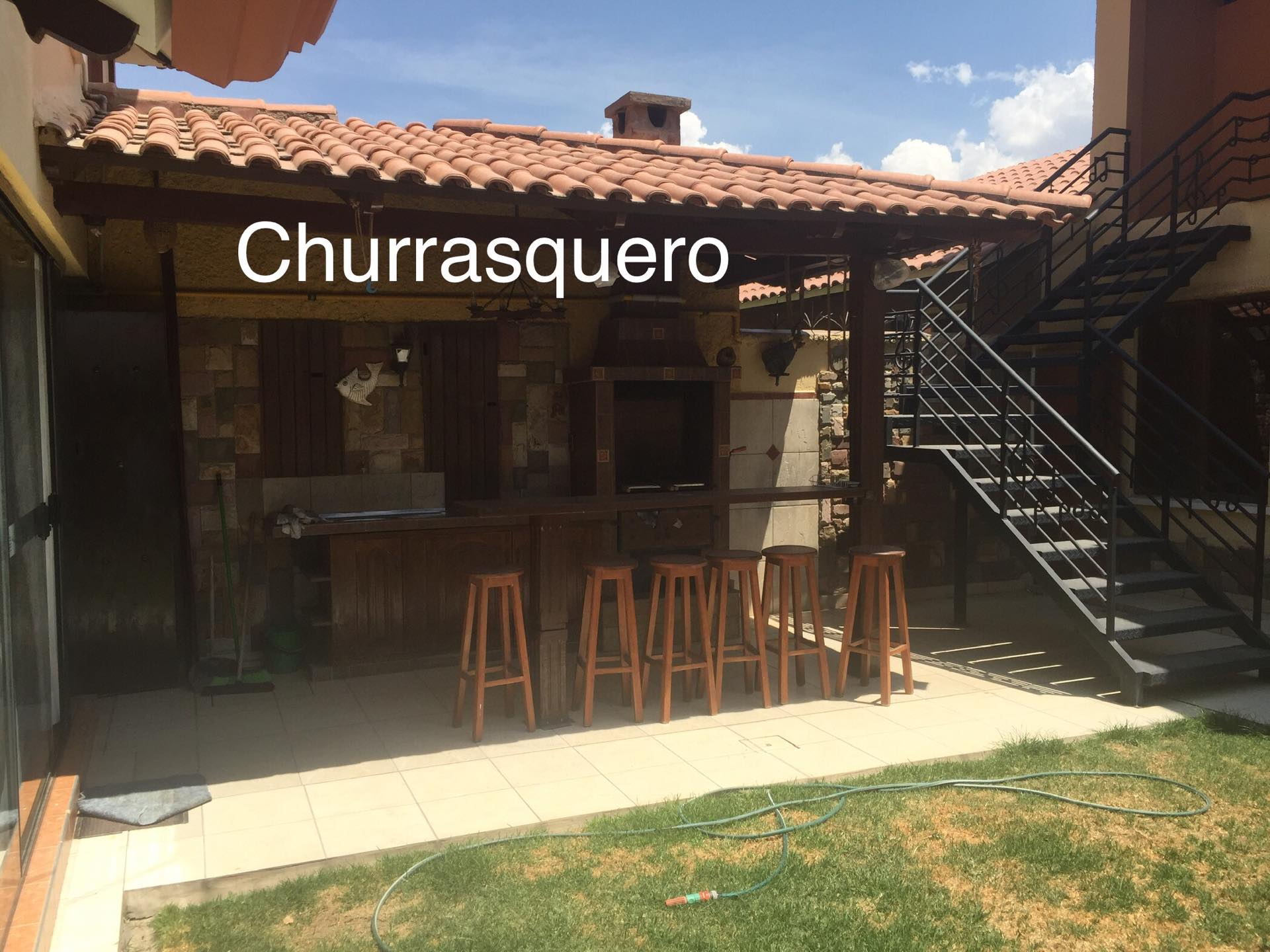 Casa en Sarco en Cochabamba 4 dormitorios 5 baños 2 parqueos Foto 2