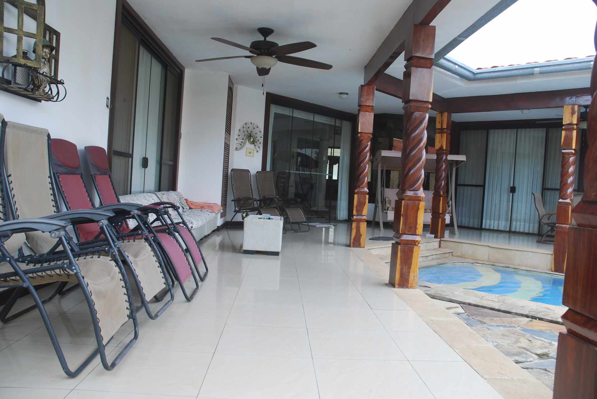 Casa en Venta Cerca km 8,5 Avenida Banzer, 8vo Anillo. 6 dormitorios 8 baños 7 parqueos Foto 9