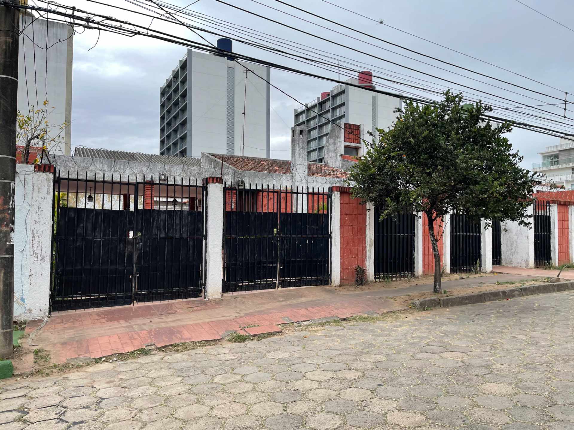 Casa en Venta¿Estás buscando terreno cerca del 2º Anillo?... tengo el ideal y en zona Residencial! 4 dormitorios 2 baños 2 parqueos Foto 3