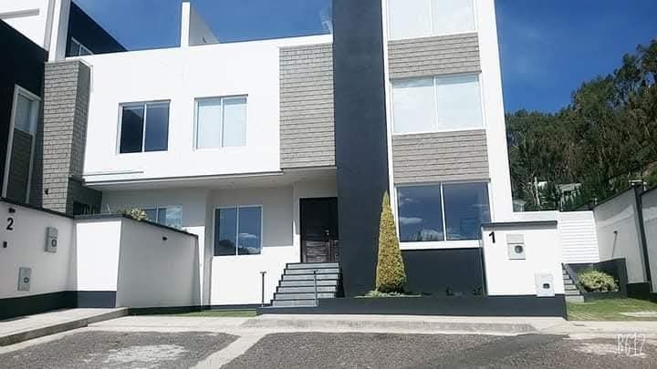 Casa en Achumani en La Paz 3 dormitorios 3 baños 2 parqueos Foto 1