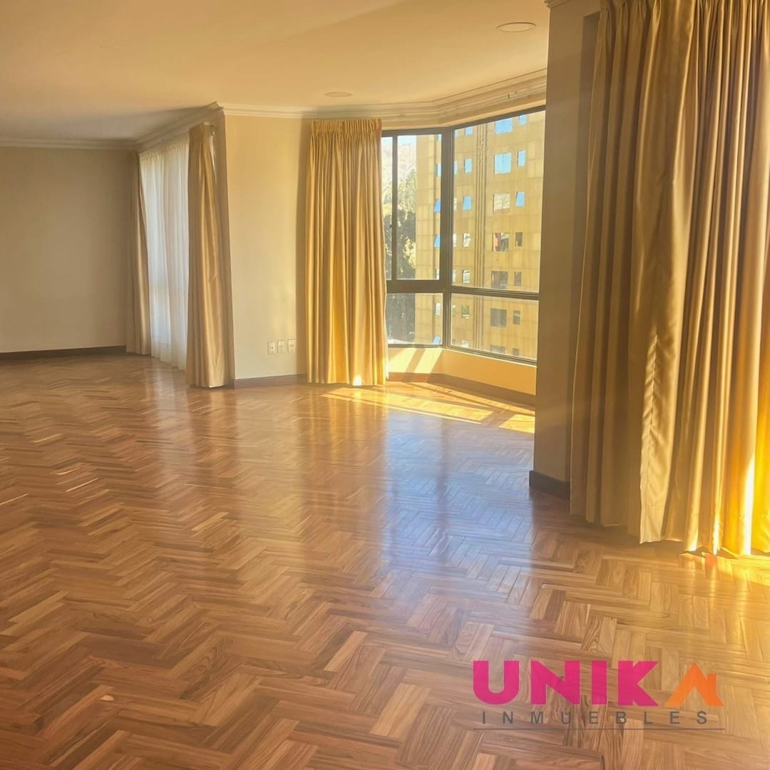 Departamento en AlquilerHermoso Penthouse Duplex Semi Amueblado, con lindas vista , Calacoto  3 dormitorios 4 baños 2 parqueos Foto 4