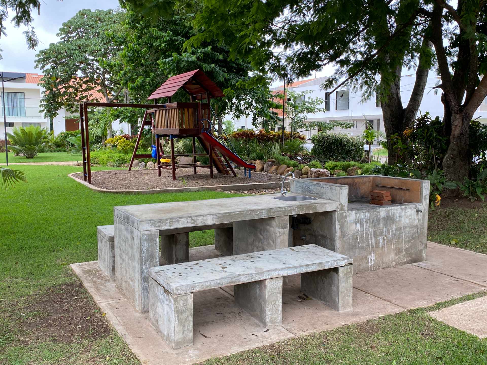 Casa en VentaCondominio Las Palmeras 2. Km 8 Carretera al Norte entrando por Mainter, al lado de ASAI NORTE.   4 dormitorios 4 baños 2 parqueos Foto 4