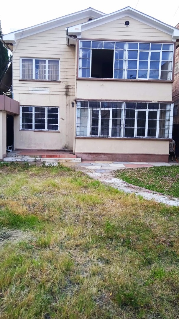 Casa en Noroeste en Cochabamba 4 dormitorios 3 baños 6 parqueos Foto 1