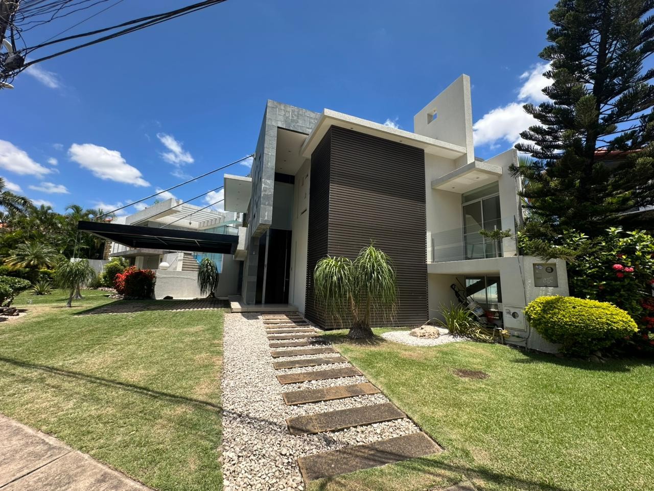 Casa en Entre 4to y 5to anillo Norte en Santa Cruz de la Sierra 5 dormitorios 6 baños 2 parqueos Foto 2