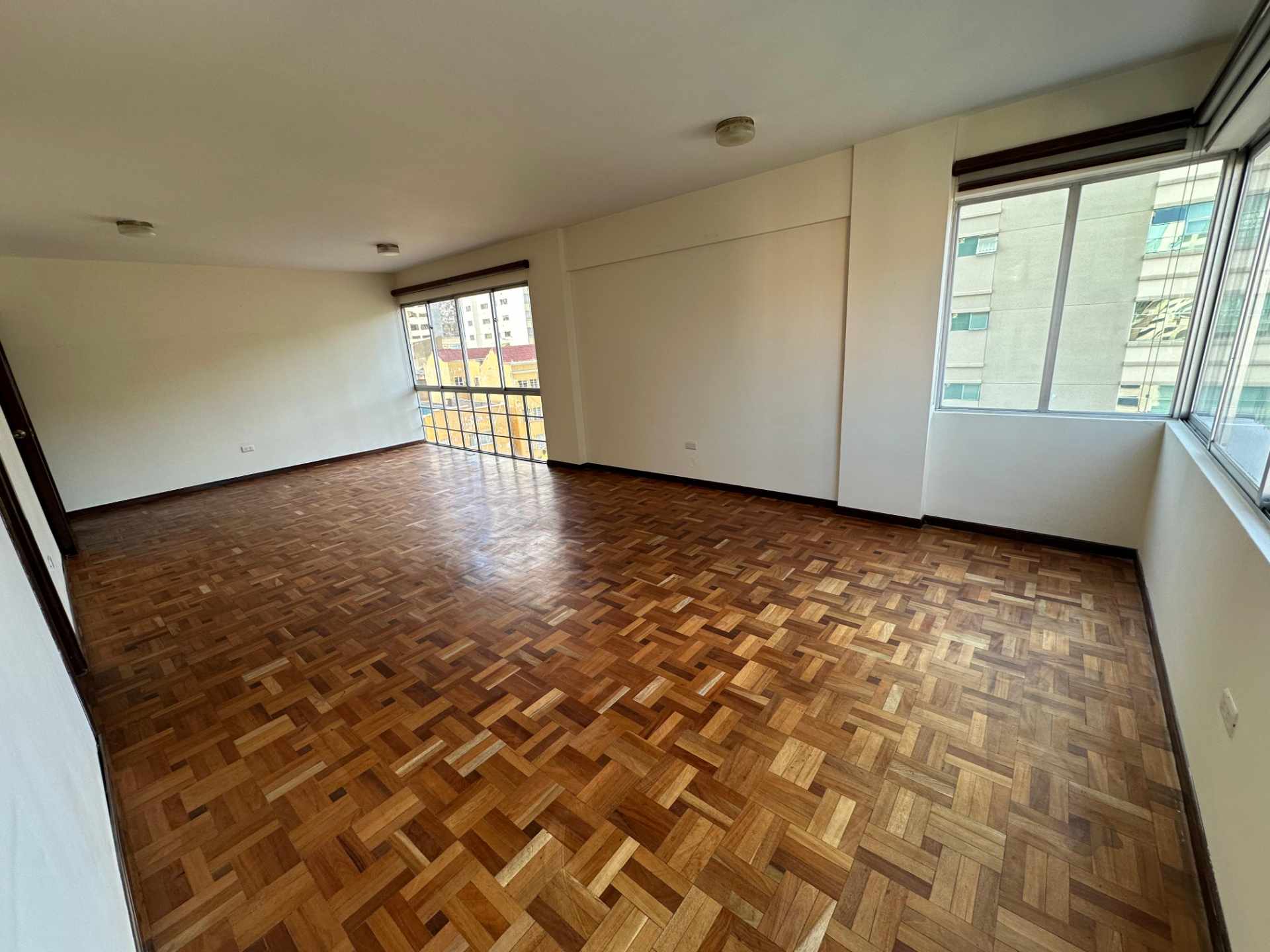 Departamento en San Jorge en La Paz 4 dormitorios 4 baños 1 parqueos Foto 5