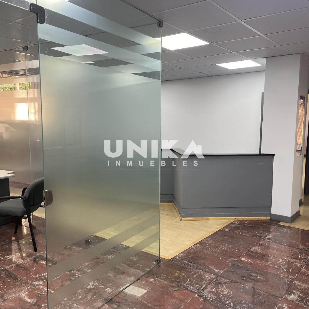 Oficina en AlquilerAMPLIA OFICINA SOLEADA EN LA MEJOR UBICACIÓN , ASCENSOR PRIVADO 4 AMBIENTES , SALA DE REUNIÓN. Foto 17