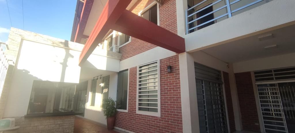 Local comercial en Entre 4to y 5to anillo Norte en Santa Cruz de la Sierra  4 baños  Foto 10