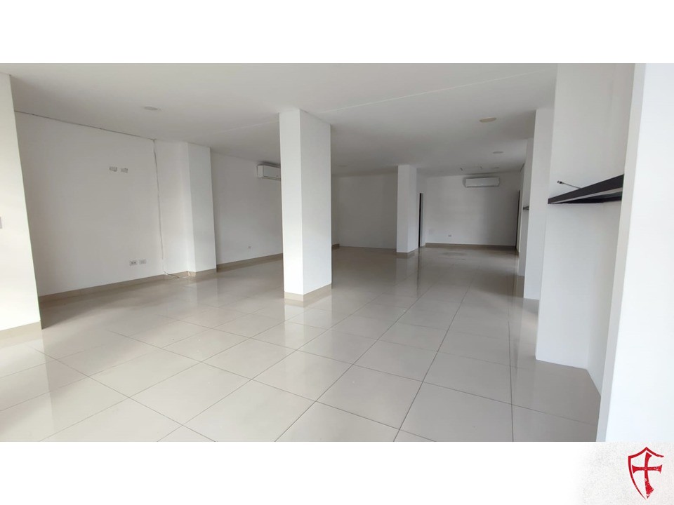 Local comercial Av busch y 2do anillo en plena esquina  Foto 1