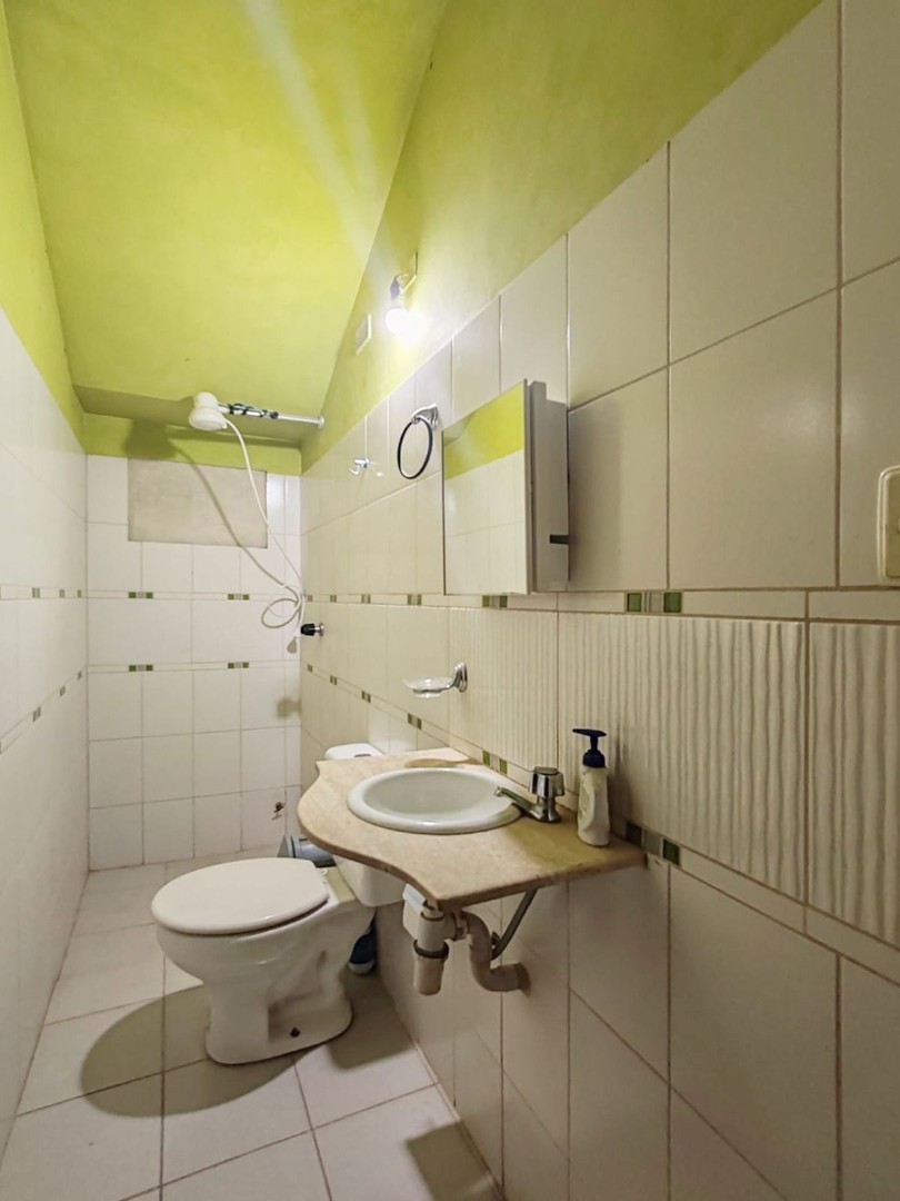 Casa en VentaZONA ESTE - AV. CANAL COTOCA
A 2 cuadras de la avenida 6 dormitorios 4 baños 3 parqueos Foto 12