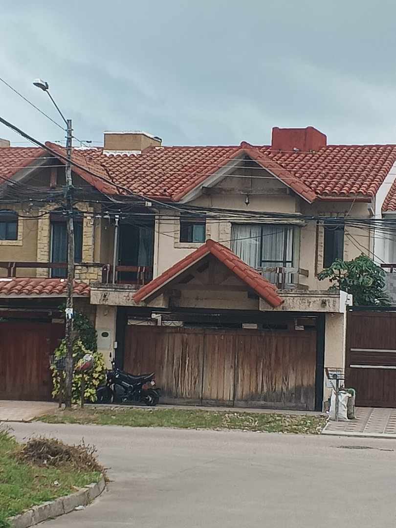 Casa en Entre 4to y 5to anillo Oeste en Santa Cruz de la Sierra 4 dormitorios 4 baños 2 parqueos Foto 1