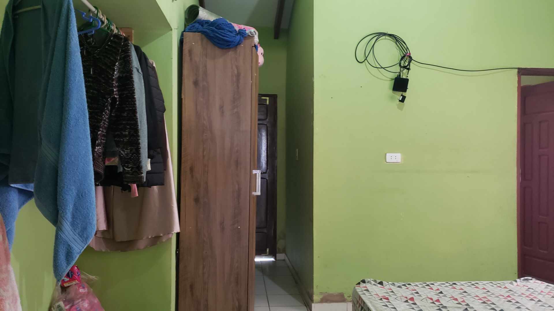 Casa en VentaBarrio los claveles a una cuandra del 9no anillo a dos cuadra de la parada de linea 92,63 es la sede al frente del barrio dorado, en la esquina de la av principal hay un gimnasio. casa amplia en ocasión. Foto 9