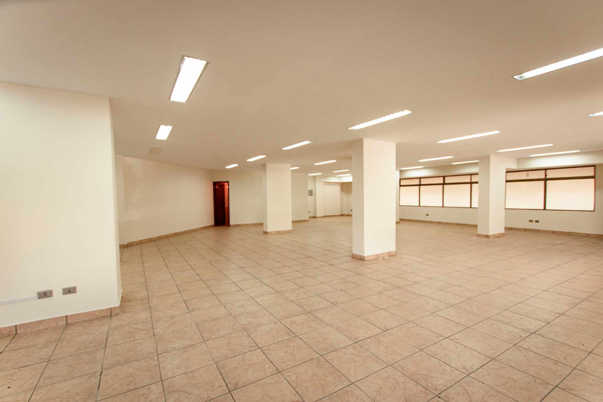 Local comercial en AlquilerAv. Ballivian, Prado - Edif. Torres del Sol - Centro - Cochabamba  2 baños  Foto 15