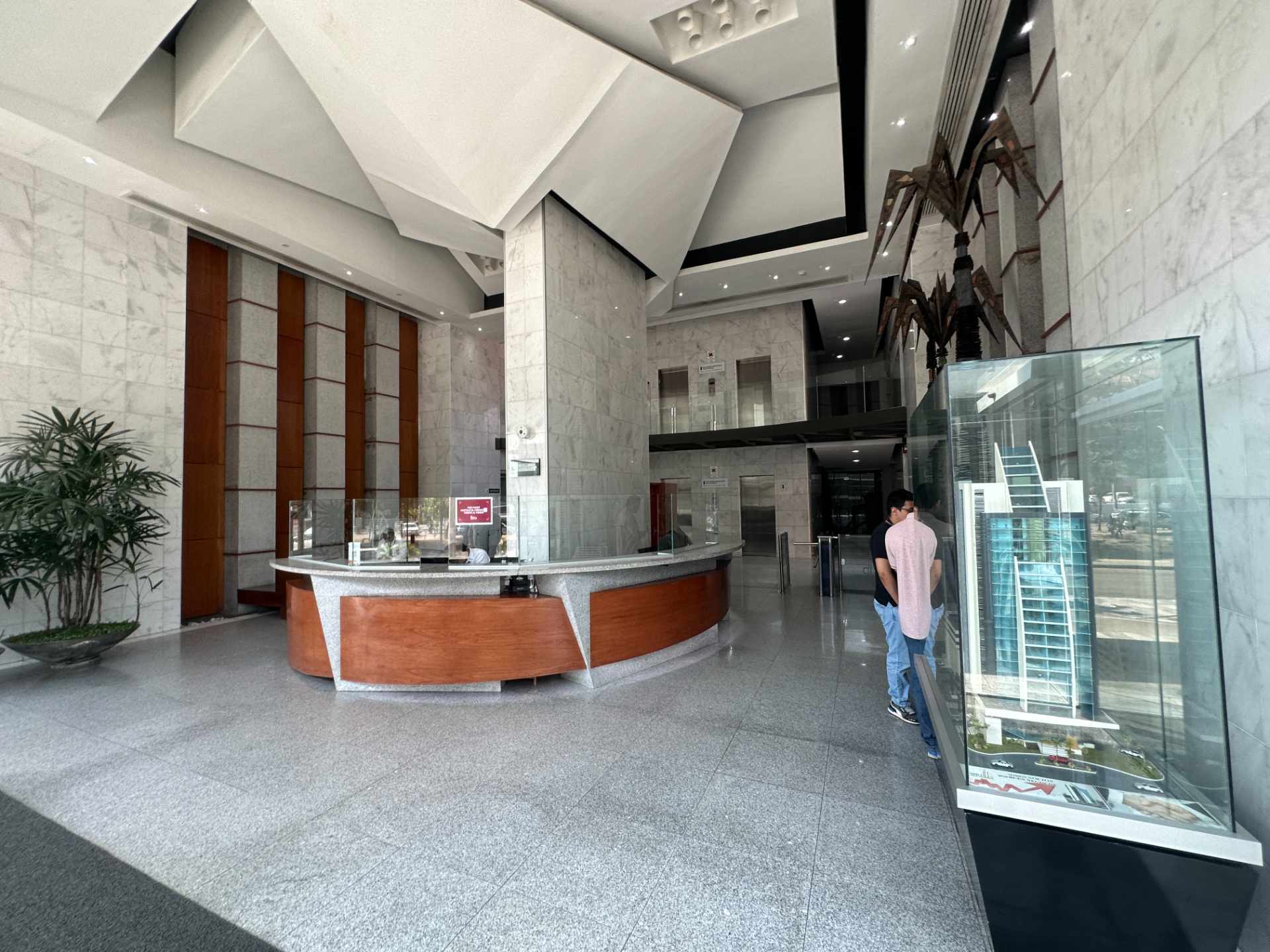 Oficina en Equipetrol en Santa Cruz de la Sierra 10 dormitorios 3 baños 2 parqueos Foto 3