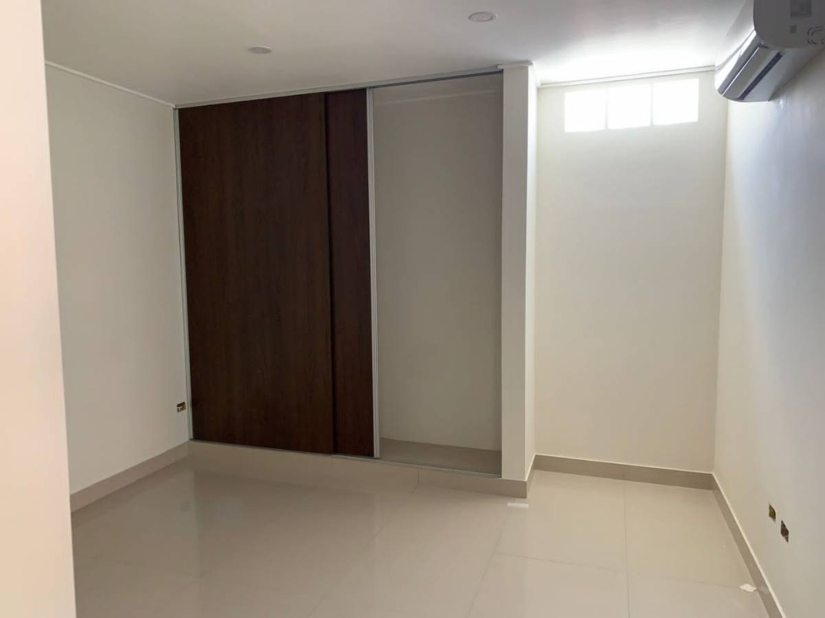 Departamento en Entre 3er y 4to anillo Oeste en Santa Cruz de la Sierra 2 dormitorios 2 baños 1 parqueos Foto 4