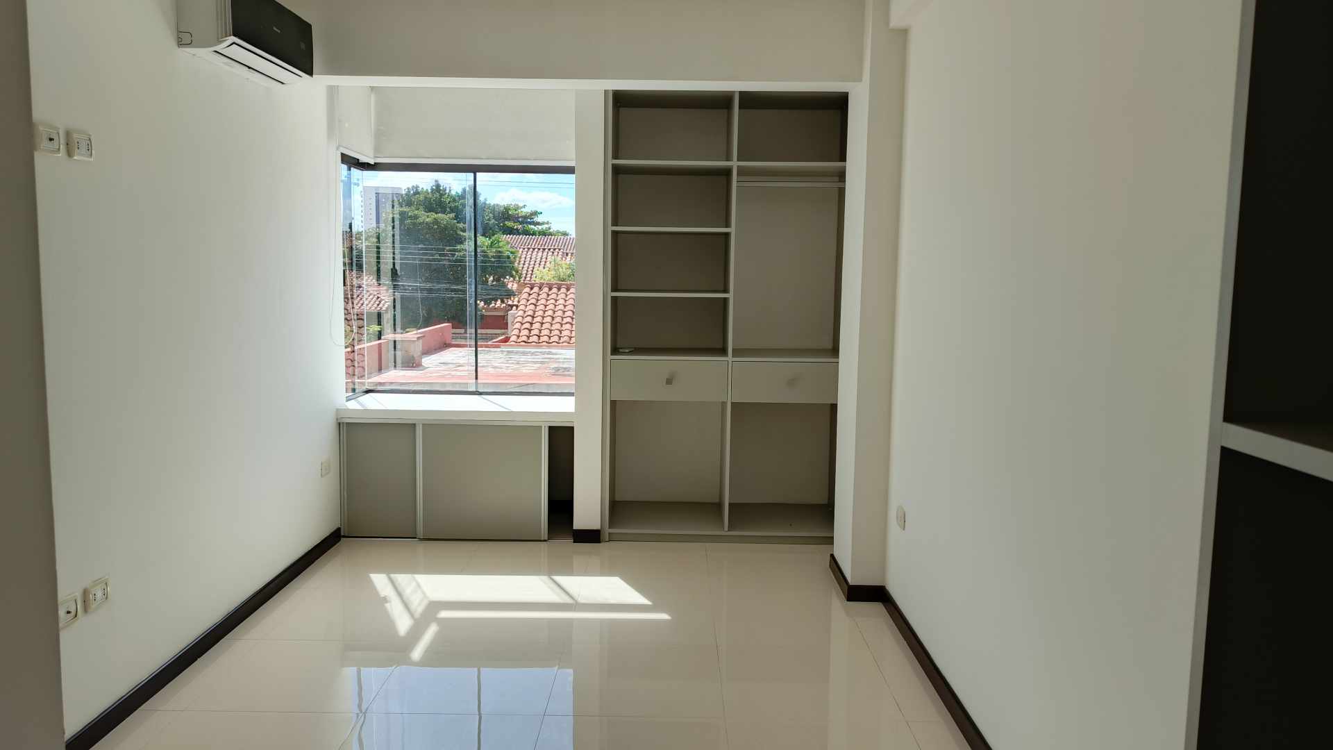 Departamento en Entre 3er y 4to anillo Norte en Santa Cruz de la Sierra 2 dormitorios 2 baños 1 parqueos Foto 3