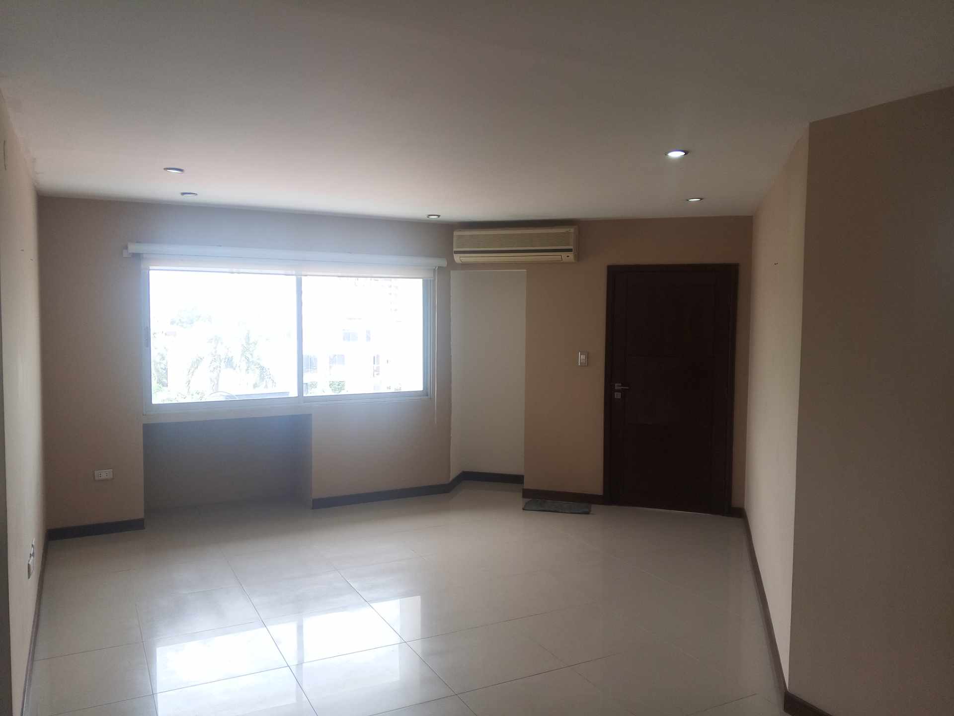 Departamento en VentaCondominio Cupesí, Vendo dpto. 2 dormitorios sin muebles, pet friendly, sobre Av. Ovidio Barbery (2do. y 3er. Anillo), cerca de Zona Isuto e Equipetrol. 2 dormitorios 2 baños 1 parqueos Foto 2