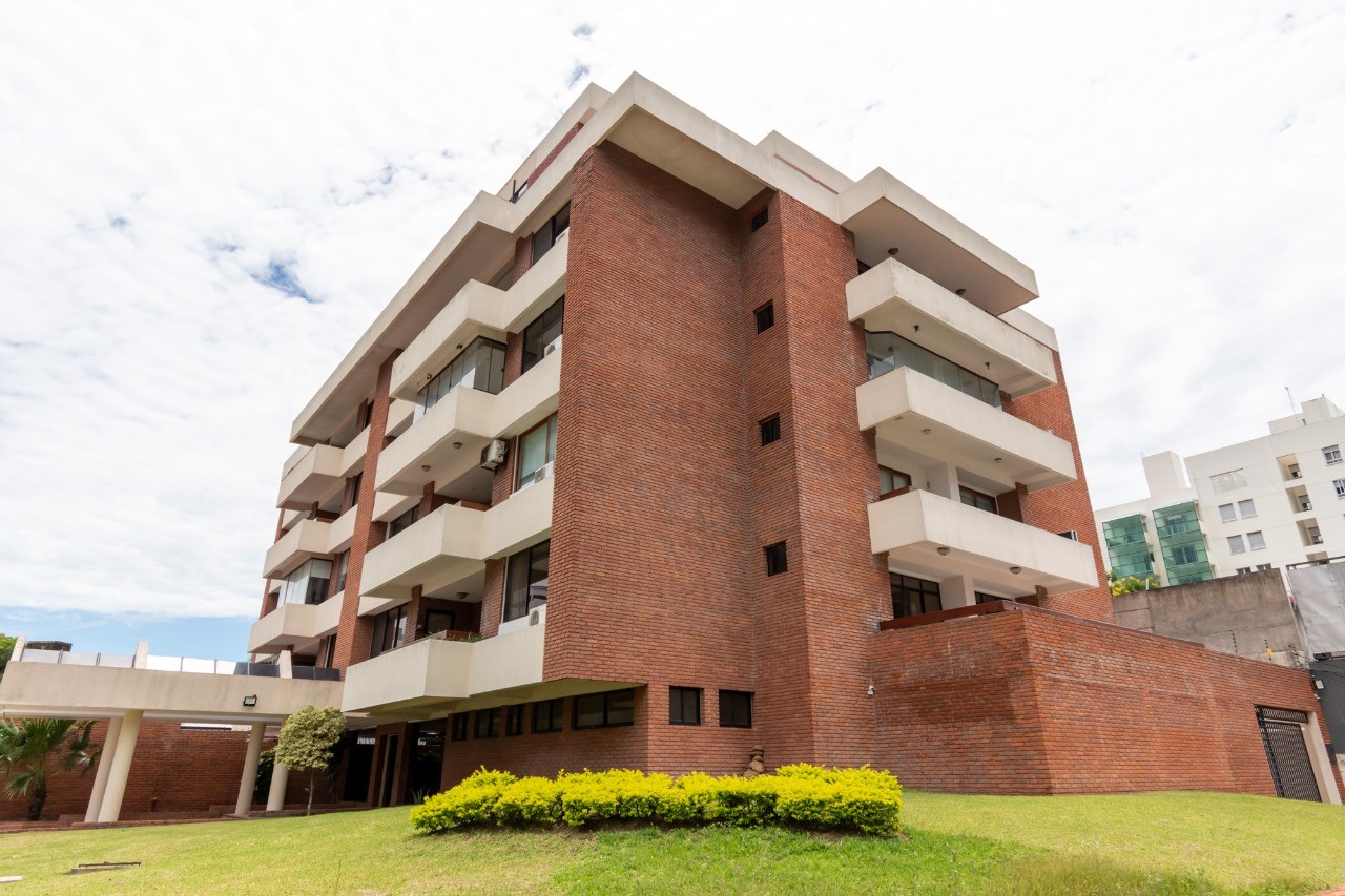 Departamento en VentaCONDOMINIO ARANJUEZ 
En pleno corazón empresarial Av. San Martín esquina calle I Este. 4 dormitorios 3 baños 2 parqueos Foto 7