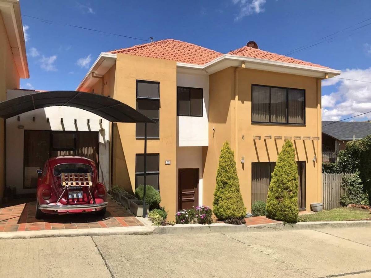 Casa en VentaLOMAS DE ACHUMANI 3 dormitorios 4 baños 2 parqueos Foto 1