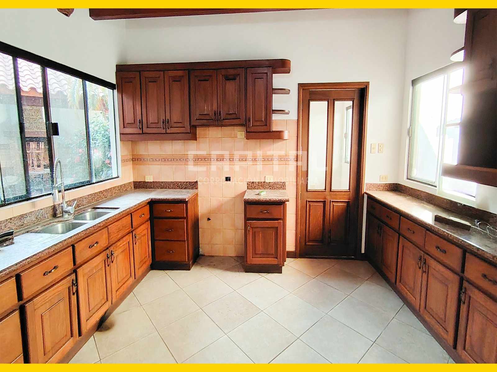 Casa en Entre 4to y 5to anillo Norte en Santa Cruz de la Sierra 2 dormitorios 5 baños 3 parqueos Foto 15