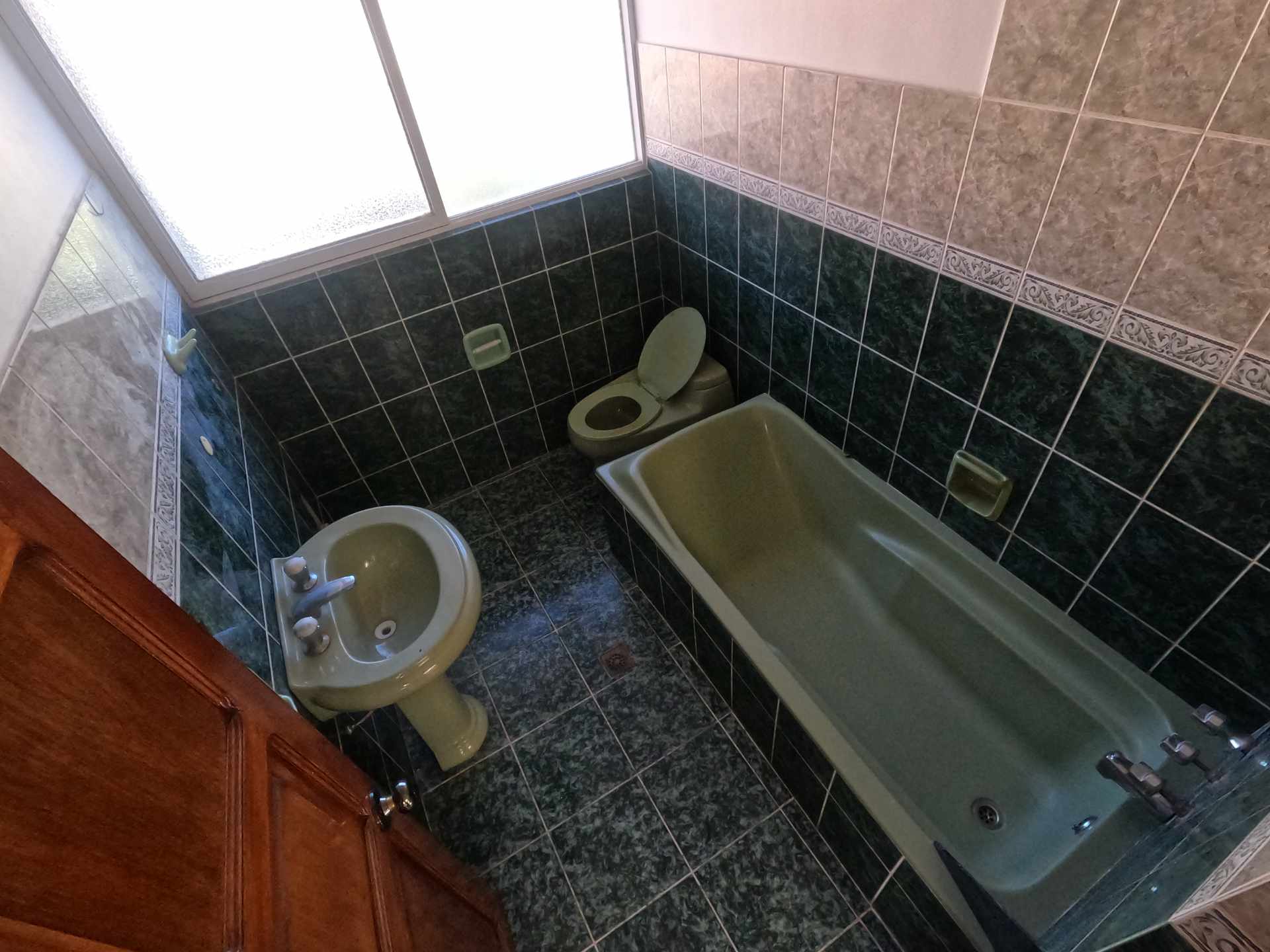 Casa DUEÑO ALQUILA CASA AMPLIA FRENTE AL MERCADO Y HOSPITAL LOS PINOS, ZONA SUR Foto 4
