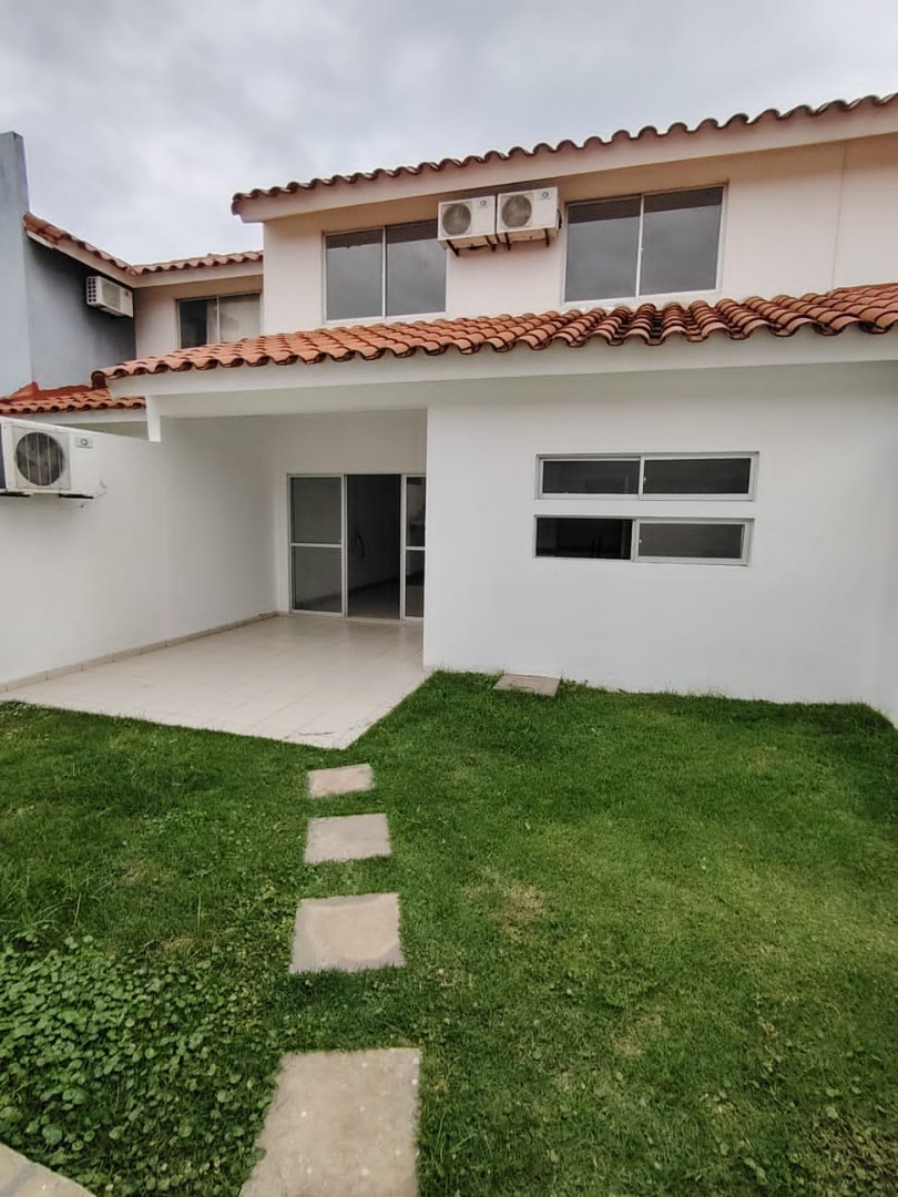 Casa en VentaZona Norte, 7mo Anillo  4 dormitorios 6 baños 2 parqueos Foto 6