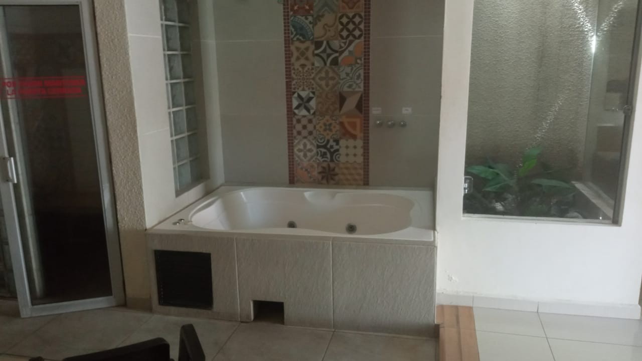 Edificio en Entre 6to y 7mo anillo Norte en Santa Cruz de la Sierra 35 dormitorios 37 baños 35 parqueos Foto 1