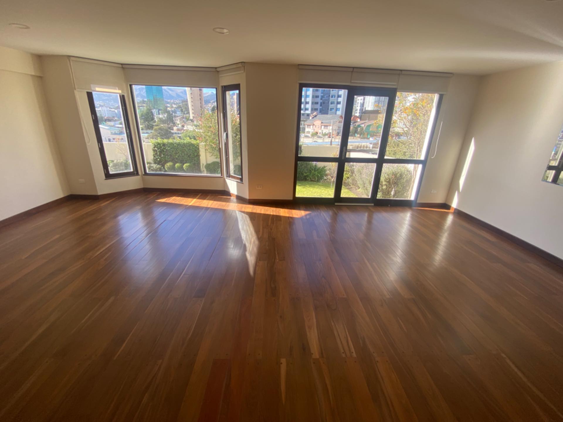 Casa en VentaCalle 15 de Calacoto y Costanera 4 dormitorios 4 baños 2 parqueos Foto 1