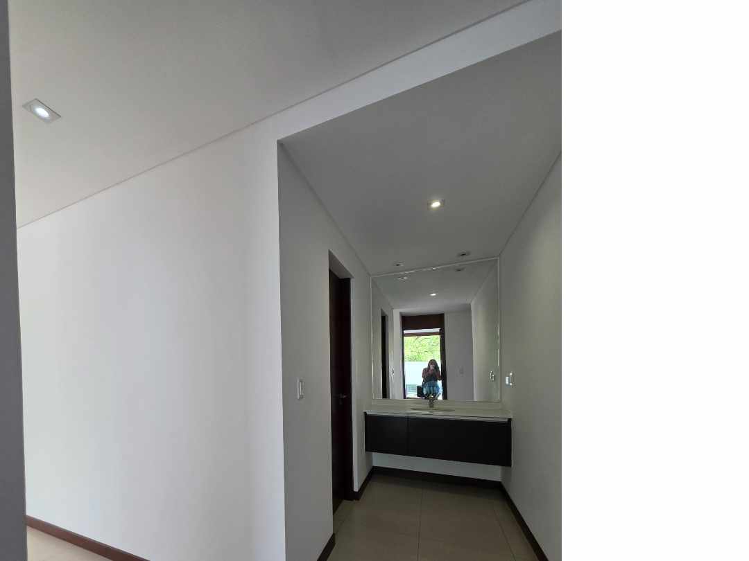 Departamento en AlquilerZona Norte 
6to. Anillo ( Av.Banzer y Beni)
Condominio Torres de  la Sierra 3 dormitorios 4 baños 1 parqueos Foto 10