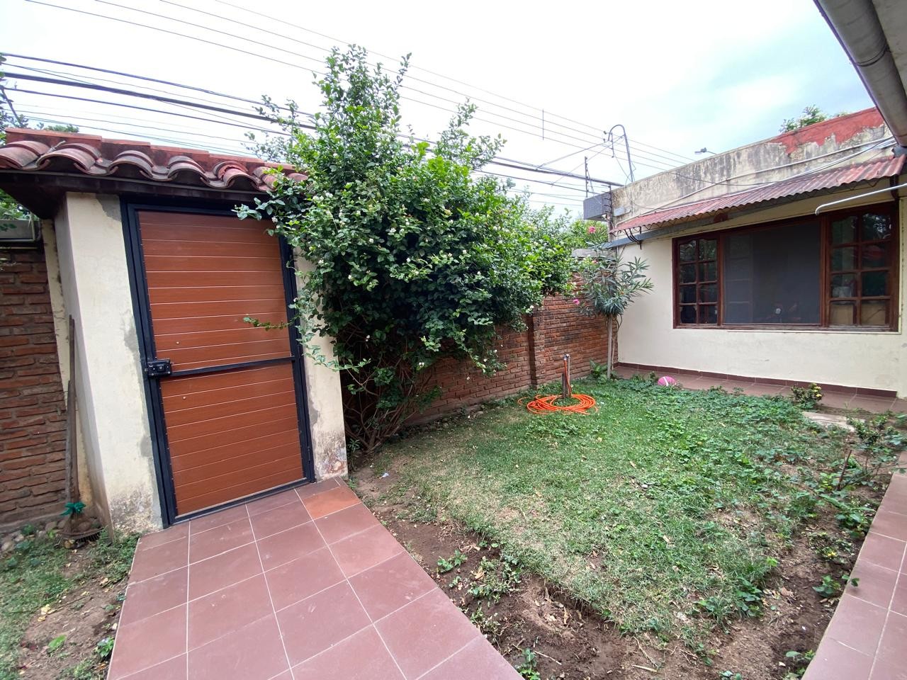 Casa en VentaEntre 5to y 6to anillo a pasos de la Av. Santos Dumont.
 Foto 4