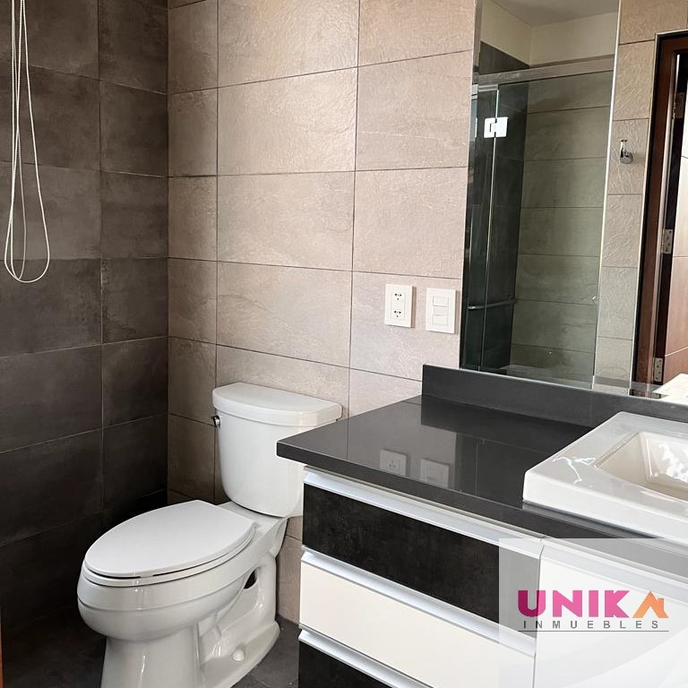 Departamento en Alquiler🏢 LUJOSO DEPARTAMENTO CON TODAS LAS COMODIDADES EQUIPADO Y AMOBLADO Y HERMOSAS VISTAS EN ALQUILER, CALACOTO. Foto 13