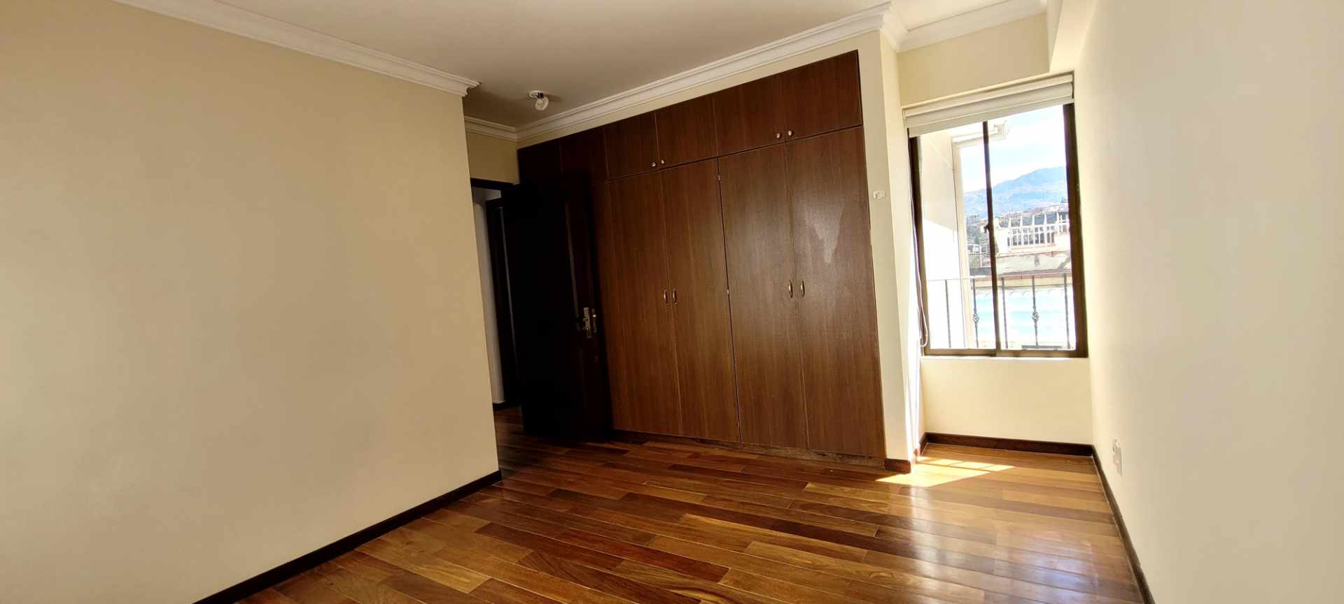 Casa en Alquiler
Hermosa y moderna casa en  alquiler en Achumani 3 dormitorios 4 baños 3 parqueos Foto 10